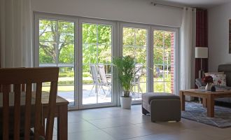Die helle Fensterfront - Blick auf die Terrasse und in den Garten, Foto: H. Herrmann, Lizenz: H. Herrmann